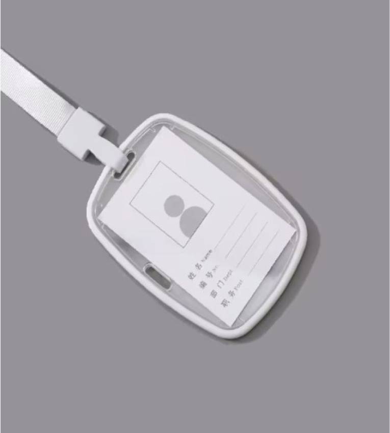 85x54 mm Porte-badge transparent en  plastique  , idéal pour protéger vos cartes professionnelles et d'identification.